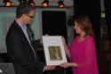 Margreth Olin ble hedret med pris. Jarle Haugland fra Familie & Medier stod for overrekkelsen. Foto: FOM