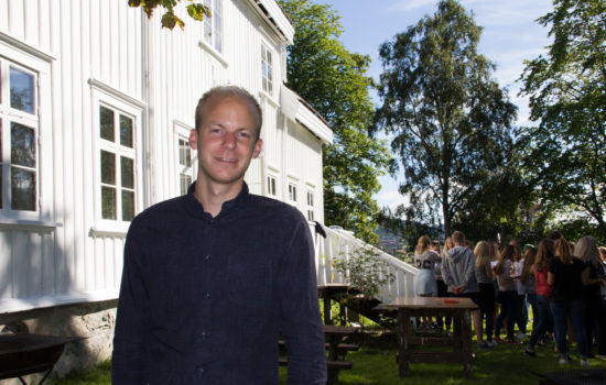 FORNØYD: Rektor Ørjan Tinnen ved bibelskolen Gå ut senteret er fornøyd over at skolen klarer å lokke flere gutter, selv om det ligger an til en nedgang i antall studenter. FOTO: Markus Plementas, KPK