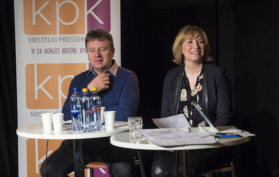 DEBATT: Sjefsredaktøren i Dagen, Vebjørn Selbekk (t.v) og sjefsredaktør i Vårt Land, Åshild Mathisen, møttes onsdag til debatt og samtale i regi av Kristelig Pressekontor. FOTO: Markus Plementas, KPK