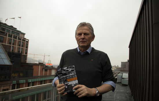 IKKE LETT: Generalsekretær i Kristne Friskolers Forbund, Jan Erik Sundby, mener det er vanskelig å få politisk gjennomslag for friskoler i Norge. Her står han med rapporten som plasserer Norge på en 23. plass i utdanningsfirhet. FOTO: Ingunn Marie Ruud, KPK