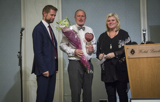PRISVINNER: Den alvorlig kreftsyke samfunnsmedisineren Per Fugelli ble mandag tildelt Livsvernprisen 2017. Her sammen med helse- og omsorgsminister Bent Høie (H) og generalsekretær i Menneskeverd, Liv Kjersti S. Thoresen. FOTO: Markus Plementas, KPK