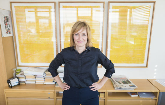 KRISTENT GRUNNLAG: – Med et sitat fra Bibelen på forsiden signaliserer vi at identiteten vår springer ut av et kristent grunnlag, sier sjefredaktør i Vårt Land Åshild Mathisen. Foto: Erlend Berge/Vårt Land