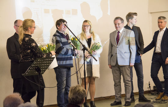JUBILEUMSÅR: Stefanusalliansens jubileumsår startet med feiring i American Lutheran Church på Frogner i Oslo søndag formiddag. Her deler assisterende generalsekretær Hilde Skar Vollebæk ut blomster til John Holby, Elisabeth Groth, Øyvind Norderval, Joakim Solbakken og Ed Brown. FOTO: Markus Plementas, KPK