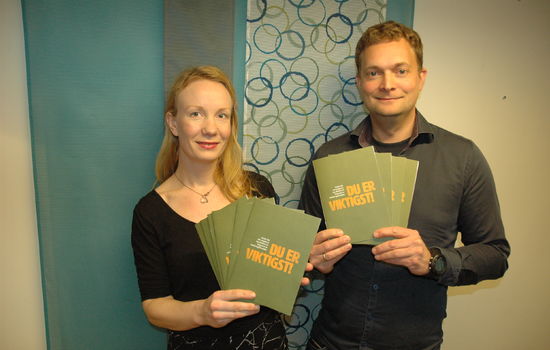 NY KAMPANJE: Rådgiver for forebygging Hanne Bache-Hansen og leder for forebygging Amund Gillebo i Blå Kors viser frem foreldreguiden som i disse dager sendes ut til tenåringsforeldre. Foto: Steinar Glimsdal, Blå Kors