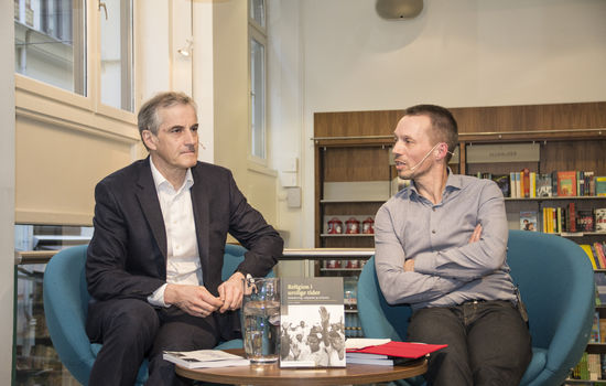 SAMTALE: AP-leder Jonas Gahr Støre og MF-professor Sturla J. Stålsett møttes til lunsjsamtale om sistnevntes nye bok «Religion i urolige tider». FOTO: Ingunn Marie Ruud, KPK