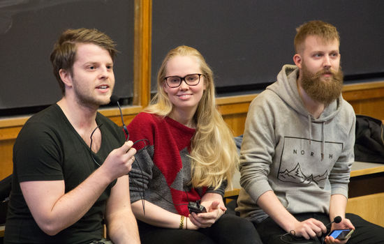 LAR SEG GRILLE: De tre studentene (f.v) Daniel Joachim Kleiven, Rut Severinsen og Simon Gåre stilte opp for å svare på spørsmål om kristen tro under «Grill en kristen» på Universitetet i Oslo. FOTO: Ingunn Marie Ruud, KPK