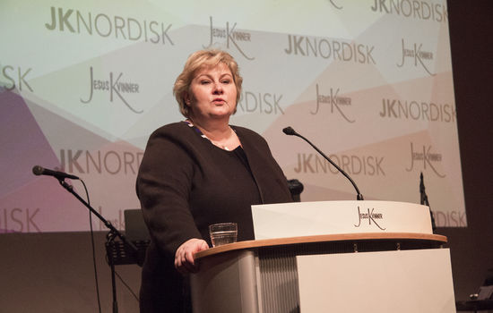 SAMFUNNSANSVAR: Statsministeren understreket at når kirkens forhold til staten har forandret seg – så er det viktig at mange er med og deltar i debatten om hvordan samfunnet skal forme seg videre. FOTO: Markus Plementas, KPK
