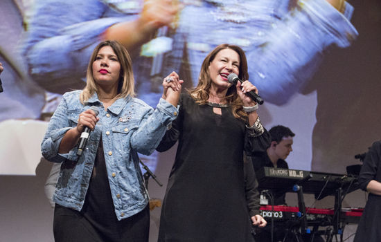 DATTER OG MOR: Daniela (t.v) og Betty Freidzon fra King of Kings Church i Buenos Aires, Argentina var hovedgjestene på JesusKvinners konferanse JK Nordisk 2017. FOTO: Ingunn Marie Ruud, KPK