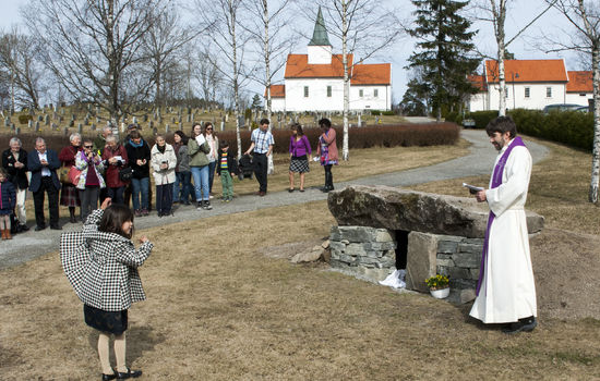 REFLEKSJON: Sokneprest Jostein Tegnér håper kirkegården med Den tomme grav kan bli et sted for meditasjon og ettertanke. FOTO: Menighetsbladet i Mari og Enebakk