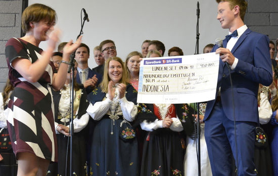 OVERREKKER SJEKK: Høytidelig overrekking på Lundeneset vgs. av 950.000 kroner til NLMs arbeid i Indonesia. Elise Haugland og prosjektsjef Sander Johan Gilje. (Foto: Kåre Vignes)