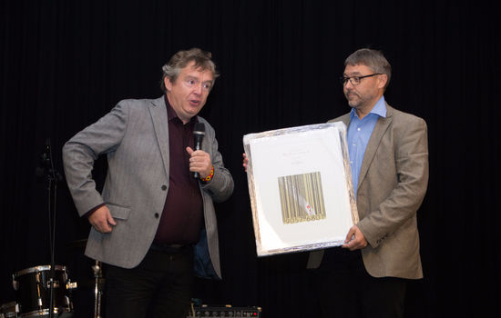 SALMEROS: Programleder Kjetil Lillesæter og produsent Gudbjørn Bondhus fra NRKs radioprogram Salmer til alle tider var takknemlige for prisen. FOTO: Ingunn Marie Ruud, KPK