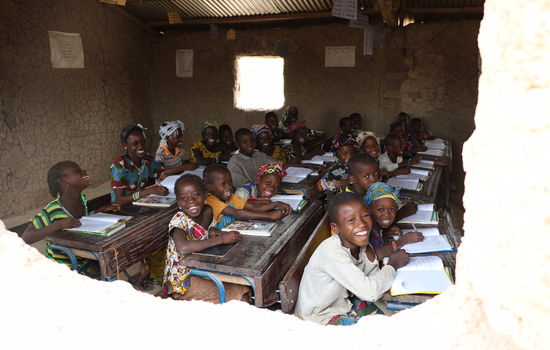 INTENSIVT: Med Speed School får barn som har falt utenfor skolen en mulighet til å komme inn i skolesystemet igjen. Her fra et klasserom i landsbyen Dovong i Mali. FOTO: Egil Mongstad, Strømmestiftelsen