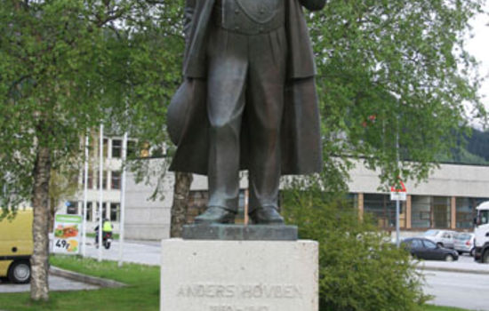 Anders Hovden-statua i Ørsta