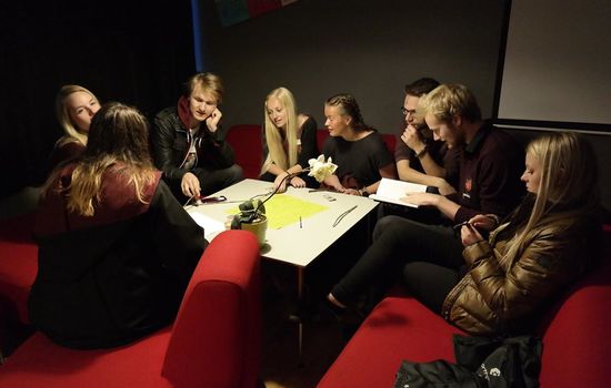 SLITNE: – Mange elever blir slitne av karakterpresset i skolen, og velger derfor et friår på folkehøgskole, sier rektor ved Rønningen Folkehøgskole, Svein Harstein. Illustrasjonsfoto: Rønningen Folkehøgskole.
