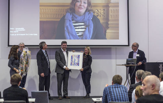 PRISVINNER: Personlig rådgiver for Knut Arild Hareide, Jon Håkon Øen tok imot prisen på vegne av Dagrun Eriksen. Anniken Huitfeldt (Ap) stod for utdelingen. FOTO: Markus Plementas, KPK