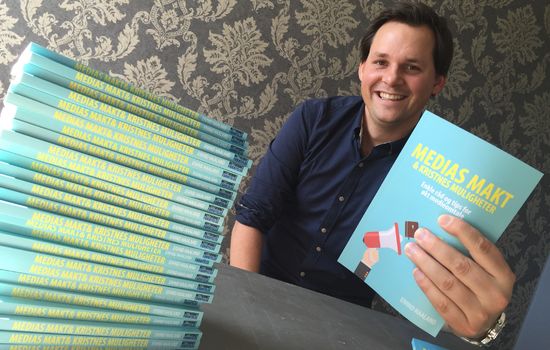 GRATIS BOK: Medieorganisasjonen Nettverket Fornyelse og daglig leder Eivind Haaland har bestemt seg for å gi bort 200 eksemplarer av den ferske boken helt gratis til ulike menigheter og organisasjoner. FOTO: Nettverket Fornyelse