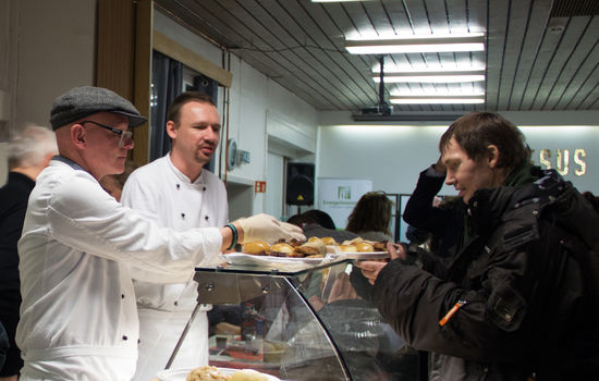 DISKER OPP: Elever fra Østbo vgs disker opp med Ribbe, medisterkaker og surkål til gatas folk i Oslo. Foto: Ingunn Marie Ruud, KPK