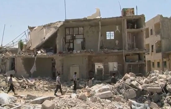 KRIGSHERJET: Paven sendte en delegasjon fra Vatikanet til den krigsherjede byen Aleppo i Syria for å vise sin solidaritet. Foto: Scott Bob, VOA
