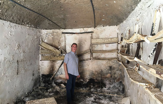 UTBRENT: Nabil Omiesh, generalsekretær i Bibelselskapet i Irak står i rommet der de kristne pleide å oppbevare sine personlige bibler som de brukte i kirken til erkebiskop Yohanna Petros Mouche i Qaraqosh. FOTO: Wassim Keloonchy/Bibelselskapet