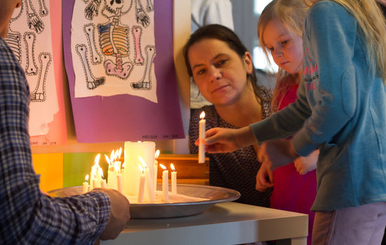 NEDGANG: Fleire søndagsskular er vorten lagd ned enn dei som er vorte oppretta dei siste åra. Det ynskjer Søndagsskolen Norge å gjera noko med. Her tenner barn lys i Vestenga Søndagsskole. ARKIVFOTO: Ingunn Marie Ruud, KPK