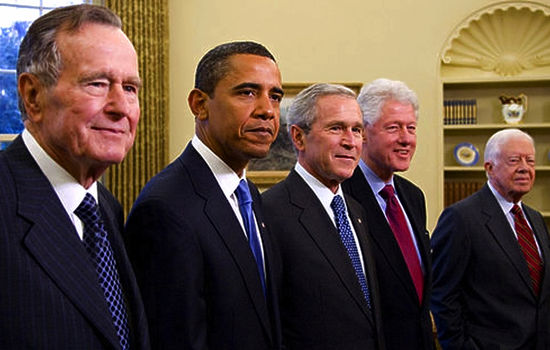 PRESIDENTER: I tillegg til nåværende president, Donald Trump, forventes alle de tidligere presidentene (f.v) George H. W. Bush, Barack Obama, George W. Bush, Bill Clinton og Jimmy Carter til Billy Grahams begravelse på fredag. Bildet er fra 2009. FOTO: CC Flickr Public Domain