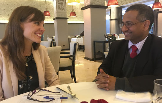 FN-BEGEISTRING: FNs spesialrapportør for tros- og livssynsfrihet, Ahmed Shaheed (t.h), er begeistret for initiativet og nettsiden om trosfrihet som 11 nordiske organisasjoner står bak. Her er han i samtale med Lisa Winther fra Stefanusalliansen, som har vært aktiv i utviklingen av plattformen. FOTO: Stefanusalliansen