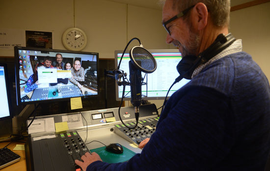 I STUDIO: Ivar Eiken er daglig leder for den nye kanalen P tro, som er en sammenslåing av de tre kristne radiokanalene Radio Sørvest, Gimlekollen Radio og Radio Gnisten. Foto: Ingvild Olaussen/Bygdebladet