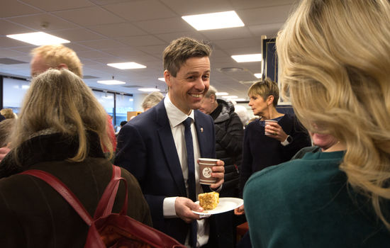 LATTERMILD: Det var en spøkefull og lattermild KrF-leder Knut Arild Hareide som åpnet Normisjons nye gjenbruksbutikk i Oslo tirsdag. I bakgrunnen står Normisjons generalsekretær, Anne Birgitta Langmoen Kvelland. FOTO: Ingunn Marie Ruud.