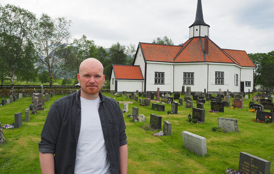 BEKYMRET: Sokneprest og trebarnsfar John Sylte er bekymret over at fordommer og myter om kristendommen kommer til uttrykk i lærebøker i barneskolen. FOTO: Olav Skjegstad/privat