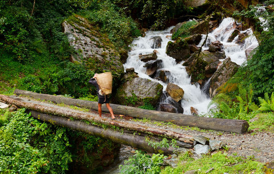 LIKHETER: Det er mange likheter mellom naturen i Nepal og Norge mener Line Konstali i HimalPartner. Nå oppfordrer de grasrota til flellturer i Norge til inntekt for misjonsarbeidet i Himalaya. FOTO: Einar Horsberg, HimalParner