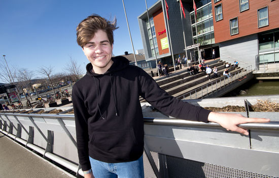 ENGASJERT: – Jeg liker å være samfunnsengasjert på fritiden både politisk og kirkepolitisk. Jeg liker å gjøre en forskjell, sier Henrik Wirak Onsrud som er Kirkemøtets yngste medlem. FOTO: Markus Plementas, KPK
