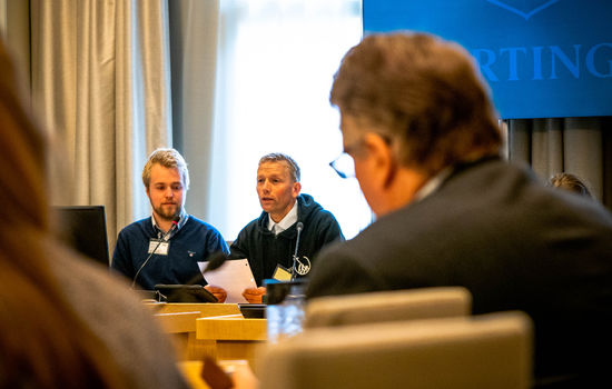 HØRING: Laget, her representert ved Daniel Overskott og Tønnes Christian Due-Tønnesen, har vært en pådriver for forslaget om nasjonale retningslinjer for barne- og ungdomsorganisasjoners tilgang til bruk av skoler og stilte opp på høringen i Utdannings- og forskningskomiteen på Stortinget. Foto: Ragnhild Hasselgård Morland, Laget NKSS