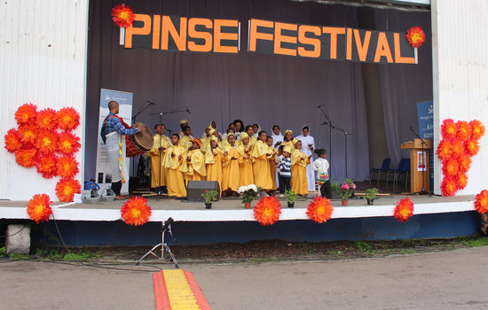 FLERKIRKELIG: I Oslo går flere ulike menigheter og kirkesamfunn sammen om å arrangere Flerkulturell Pinsefestival for 5. gang. Her opptrer et etiopiskortodoks kor på festivalen i fjor. FOTO: Ole Kristian Sand,Norges Kristne Råd