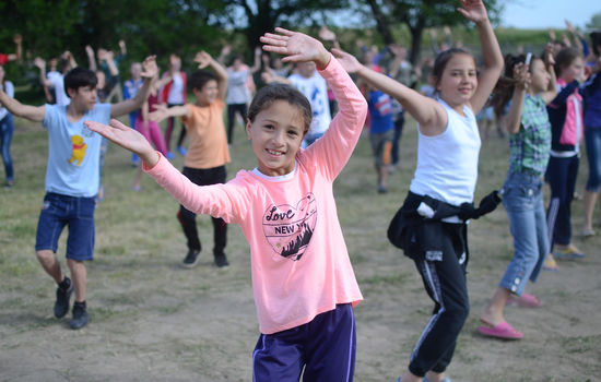 FØRSTE GANG: Sommerleirene til Misjon uten grenser er som vanlige leirer med morgengymnastikk, bibeltimer, aktiviteter og lek. For mange av barna er dette første gang de reiser utenfor sin egen landsby. FOTO: Misjon uten grenser