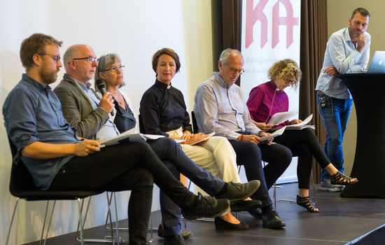 PANELDEBATT: Fra venstre: KIFO-forsker Tore Witsø Rafoss, sokneprest i Lademoen Stein Ellinggard, tidligere biskop Laila Riksaasen Dahl, prost i Sarpsborg Kari Mangrud Alvsvåg, kirkeverge i Trømsø Nils H. Opsahl og biskop i Oslo Kari Veiteberg. FOTO: Markus Plementas, KPK