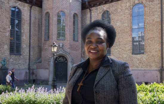 INFORMERER: Susan Gatwiri Mati har besøkt over 30 migrantmenigheter for å informere om norsk søndagsskoleopplegg. – Mange vet ikke om materiellet som finnes, sier hun. FOTO: Ingunn Marie Ruud, KPK
