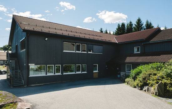 STENGES: Blå Kors Behandlingssenter Loland havnet i en behandlingskø i HELFO for å få søknaden godkjent for videre drift og må stenge dørene i sommer. FOTO: Blå Kors, Bogestadklinikken