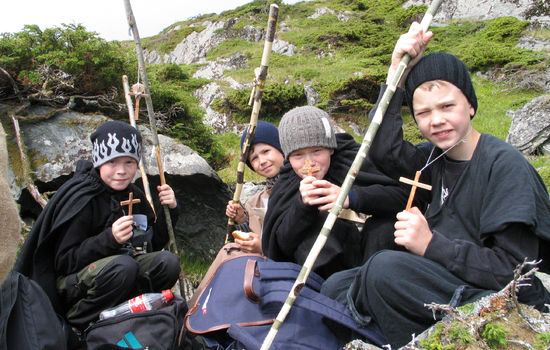 TRO I NATUREN: «Jordvenn» oppfordrer til bruk av naturen og nærområdet i trosopplæringen. Bildet er hentet fra boken og ble tatt på en pilgrimsvandring for barn på Kinn for noen år siden. Foto: Knut Magne Nesse, sokneprest i Kinn.
