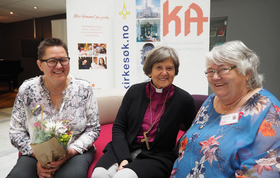 KIRKENERDER: Preses Helga Haugland Byfuglien flankert av systemutvikler Kjersti Kambestad (t.v.) og fotograf Torild Granhaug var med på nylanseringen av at kirkesøk.no. Granhaug har reist landet rundt og levert nesten 60.000 bilder til kirkesøk.no. Foto: KA
