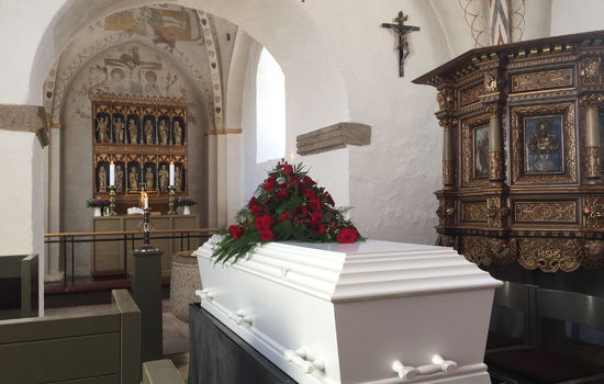 UTEN PREST: Dersom det blir streik i Den norske kirke risikerer pårørende å ikke kunne gjennomføre tradisjonelle kirkelige begravelser. ILLUSTRASJONSFOTO: Pxhere