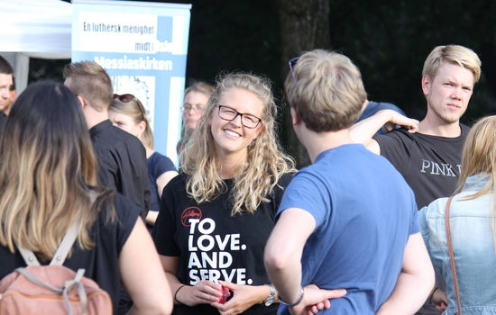 STUDENTER TIL MENIGHETENE: På