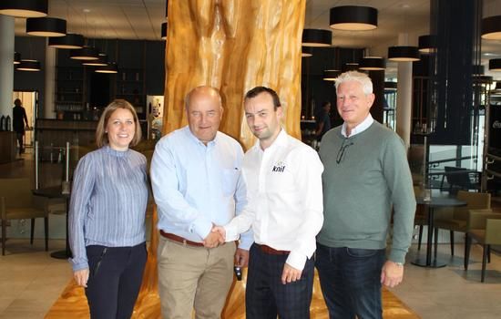 SAMARBEID: Knif Regnskap AS overtar Q42 Regnskap AS fra Filadelfia Kristiansand. (f.v.) Elin Dragland (Påtroppende daglig leder for Q42 Regnskap), Øyvind Valvik (Hovedpastor i Filadelfia), Kim Boel Pedersen (Adm.dir i Knif Regnskap/Styreleder Q42) og Billy Øksendal (Styreleder i Filadelfia Kristiansand AS). FOTO: Marta Lian, Knif Regnskap