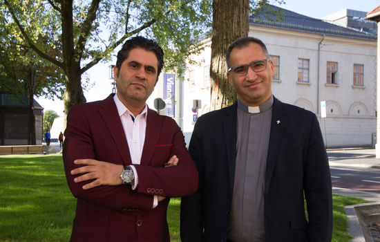KUNNSKAP ENDRER: Årets Stefanusprisvinnere, Saad Salloum og fader Ameer Jaje, tror kunnskap om religiøst mangfold kan være nøkkelen til å endre mentaliteten og lovene i Irak som diskriminerer kristne og andre minoriteter. FOTO: Ingunn Marie Ruud, KPK