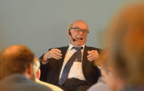 ÆRESDOKTOR: 92-årige Jürgen Moltmann hadde ingen vansker med å engasjere den til dels ungdommelige forsamlingen på MF. Foto: Stein Gudvangen, KPK.