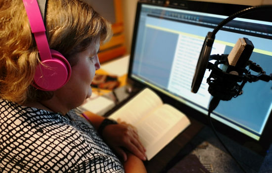 STORT KUTT: De 3,3 millionene som er foreslått kuttet i statsbudsjettet tilsvarer omtrent hele driftsbudsjettet for KABBs lydbibliotek. Her er innleser Unni Westli i arbeid med innlesing av kristen litteratur. FOTO: KABB
