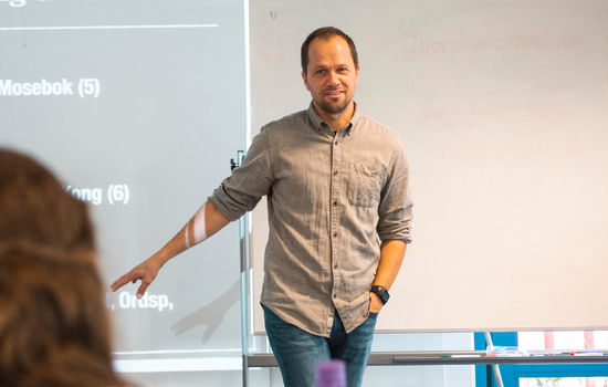 BIBELNERD: – Solid kjennskap til heile Bibelen er mangelvare i dag, seier bibelskulelærar ved Gå ut senteret, Lars Olav Gjøra, som har hovudansvaret for å utvikla det nye tilbodet ved skulen. FOTO: Gå ut senteret