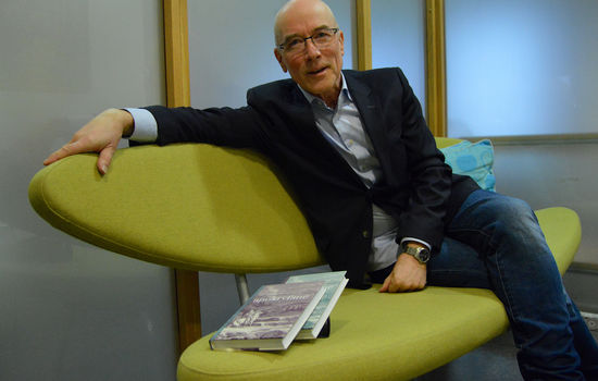 NYOMSETJING: Hans-Olav Mørk i Bibelselskapet meiner apokryfane er ein viktig del av norsk bibeltradisjon, sjølv om desse bøkene mykje har vore gløymde i eit par generasjonar. Foto: Stein Gudvangen, KPK.