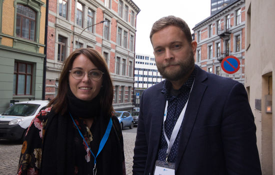 – START TIDLIG: Ingeborg Ørjasæter og Amund Gillebo fra forebyggingsavdelingen i Blå Kors tror det er lurt å starte tidlig å snakke med barna om nettbruk, rus, seksualitet og samliv. FOTO: Ingunn Marie Ruud, KPK