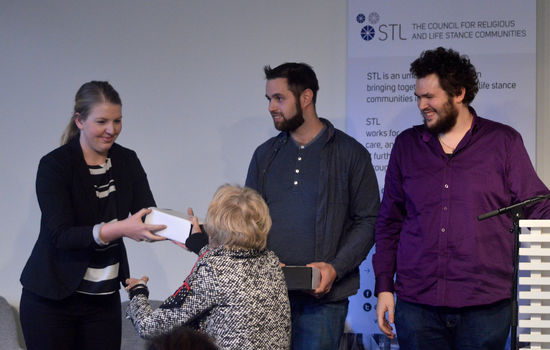 HEIDER: Skodespelarane Siri Marie Seim Sønstelie, Yousef Bartho Al-Nahi (i midten) og Tor Itai Keilen fekk ein glasfigur kvar som prov på at dei har fått STL sin Dialogpris for 2018. Faten Madhi Al-Husseini er også tildelt prisen, men var ikkje til stades. Foto: Stein Gudvangen, KPK.
