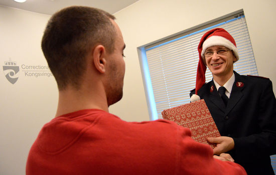 GOD JUL: Fengselskapellan Yury Zelentsov gir konfekt både til ansatte og innsatte i Kongsvinger fengsel før jul, her til Egidijus (30) fra Litauen som skal feire jul bak murene i år. Foto: Stein Gudvangen, KPK.
